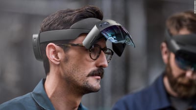 technicien de maintenance portant le hololens 2